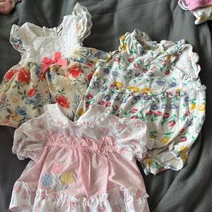 🌺6 for $25 🌺 Bundle of top and outfits 6-9 months girls